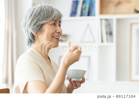 朝食をとる笑顔の50代女性 朝食をとる笑顔の50代女性 89117104
