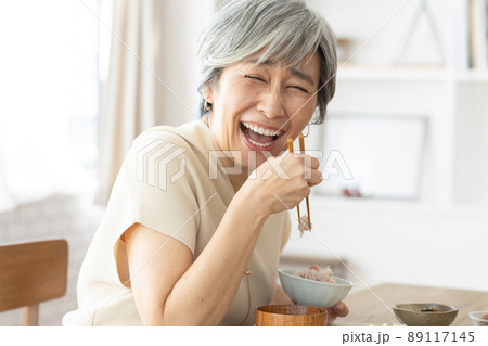 朝食をとる笑顔の50代女性 朝食をとる笑顔の50代女性 89117145