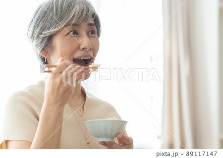 朝食をとる笑顔の50代女性 朝食をとる笑顔の50代女性 89117147