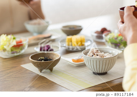 朝食をとる夫婦 89117184