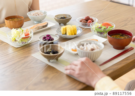 朝食をとる夫婦 朝食をとる夫婦 89117556