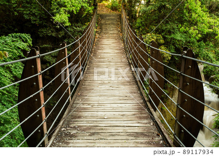 小国町の鍋釜滝周辺の公園にかかる美しい吊り橋 小国町の鍋釜滝周辺の公園にかかる美しい吊り橋 89117934