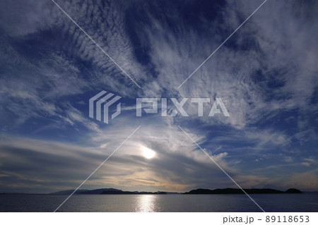 様々な雲が現れた初夏の海岸夕景・超広角・空主体・210617pm 89118653