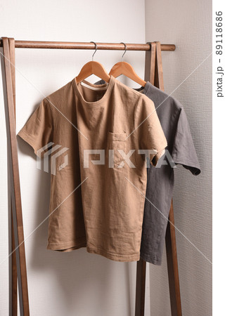 ハンガーラックにかかった無地のTシャツ ハンガーラックにかかった無地のTシャツ 89118686