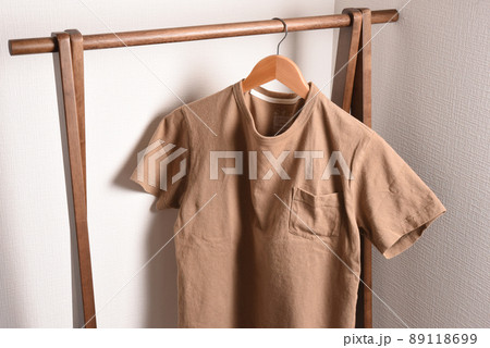 ハンガーラックにかかった無地のTシャツ 89118699