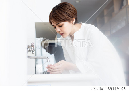 若い女性　ビューティー　手洗い　洗顔 89119103