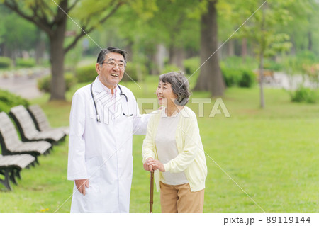 ドクターとシニア女性　屋外 89119144