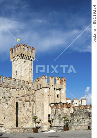 Sirmione castle, Lake Garda, Lombardy region, Italy Sirmione castle, Lake Garda, Lombardy region, Italy 89119224