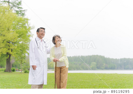 ドクターとシニア女性　屋外 89119295