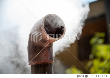 パイプから噴射する湯煙の写真 パイプから噴射する湯煙の写真 89119471