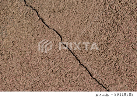 Crack on old ruined wall cracked concrete damaged texture worn background broken surface 89119588