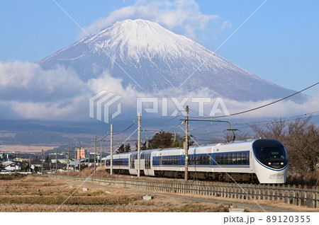 富士山を背景に快走する特急あさぎり 89120355