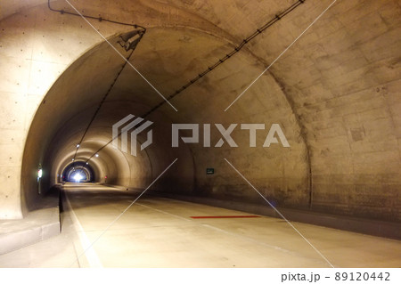 トンネル内を走行 対向車 来る トンネル内を走行 対向車 来る 89120442