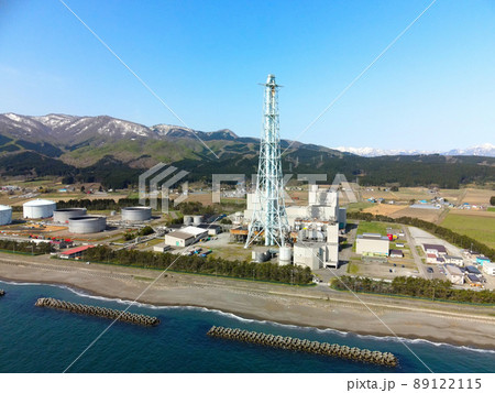 春の北海道知内町で北海道電力知内発電所の風景を空撮の写真素材 [89122115] PIXTA