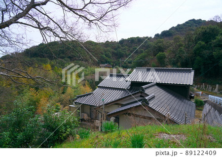 椿の島・大飛島の大浦集落と最高峰の荒神山　岡山県笠岡市 89122409
