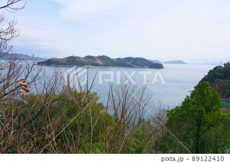椿の島・大飛島のはちまき道路から望む小飛島1　岡山県笠岡市 89122410