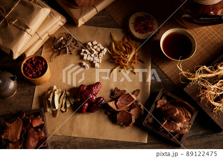 Close view of chinese traditional herb ginseng mushroom in wooden table 89122475