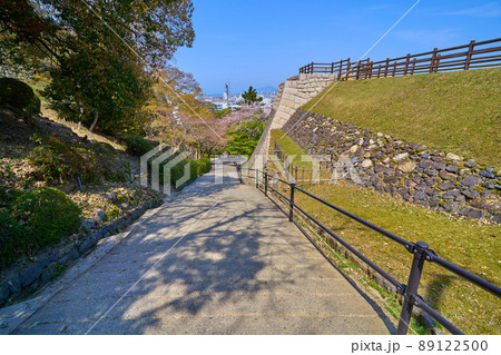 春の香川県丸亀市の丸亀城の三の丸付近から見返り坂を見下ろす 春の香川県丸亀市の丸亀城の三の丸付近から見返り坂を見下ろす 89122500