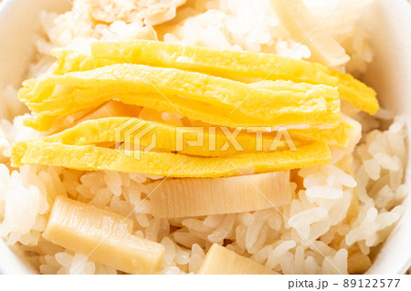 たけのこごはん(錦糸卵のせ)のアップ。 89122577