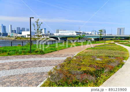 有明北緑道公園より豊洲市場方面を望む(東京都江東区)【2022.4】 89123900