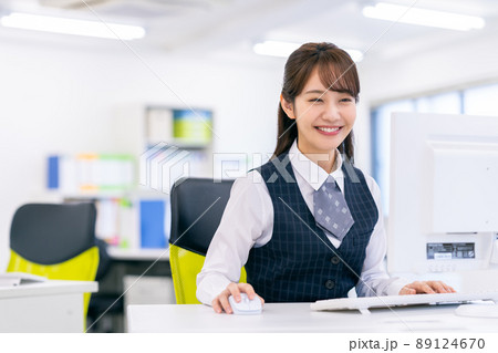 オフィスのビジネスウーマン オフィスのビジネスウーマン 89124670
