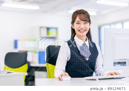 オフィスのビジネスウーマン オフィスのビジネスウーマン 89124671