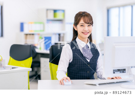 オフィスのビジネスウーマン　 89124673