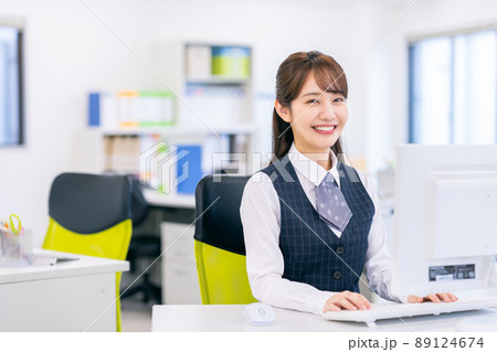 オフィスのビジネスウーマン　 89124674