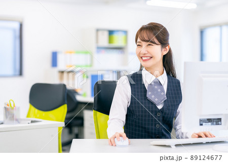 オフィスのビジネスウーマン　 89124677