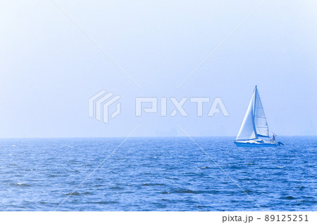 青い海とヨット 89125251