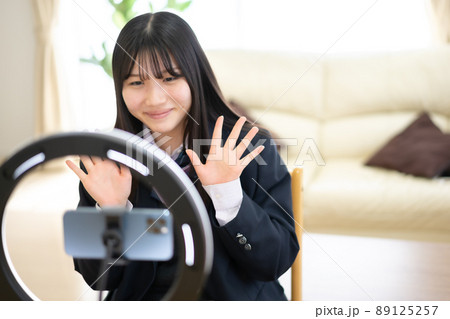 自撮りで動画撮影を楽しむ女子高生 89125257