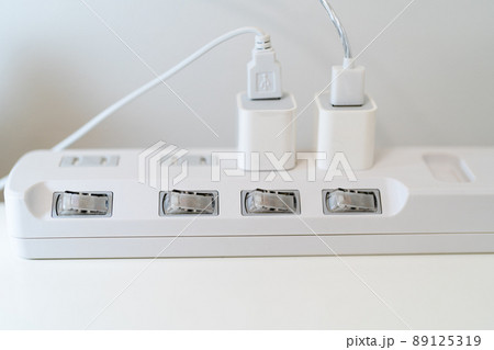 電源タップに充電コードを挿す　スイッチ付きのマルチプラグ 89125319