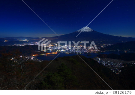 御坂山地から見る夜の富士山と河口湖の夜景 御坂山地から見る夜の富士山と河口湖の夜景 89126179