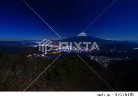 御坂山地から見る夜の富士山と河口湖の夜景 御坂山地から見る夜の富士山と河口湖の夜景 89126180