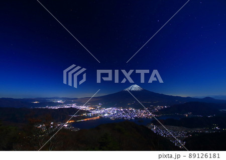 御坂山地から見る夜の富士山と河口湖の夜景 89126181