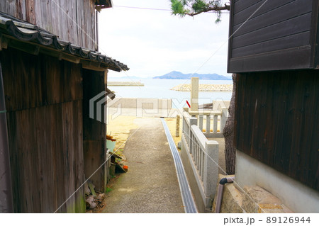 椿の島・大飛島最大集落の尻替地区の路地から見た瀬戸内海1　岡山県笠岡市 89126944