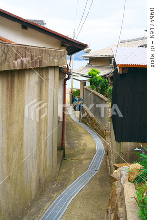 椿の島・大飛島最大集落の尻替地区の路地4　岡山県笠岡市 89126960