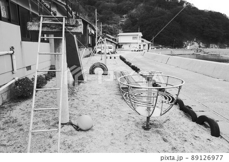 椿の島・大飛島最大集落の尻替地区の海辺の小さな遊園地2（モノクロ）　岡山県笠岡市 89126977