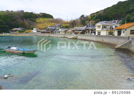 椿の島・大飛島最大集落の尻替地区の入り江と集落1　岡山県笠岡市 89126986
