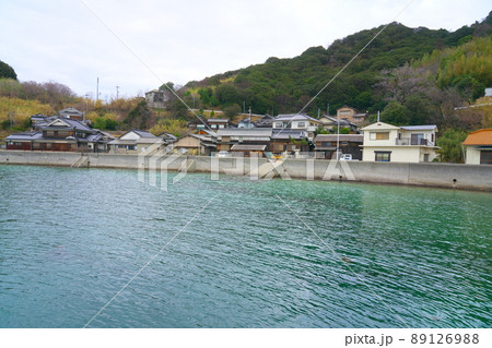 椿の島・大飛島最大集落の尻替地区の入り江と集落3　岡山県笠岡市 89126988