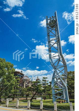 平和の時計塔と原爆ドーム 縦構図(平和記念公園)(広島県広島市中区) 平和の時計塔と原爆ドーム 縦構図(平和記念公園)(広島県広島市中区) 89127380