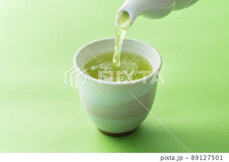 緑茶を注ぐ 緑茶を注ぐ 89127501