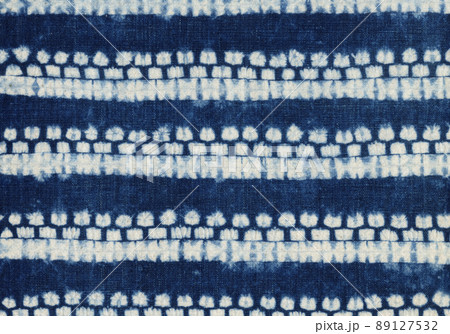 藍の絞り染め、濃いめの紺藍色 89127532