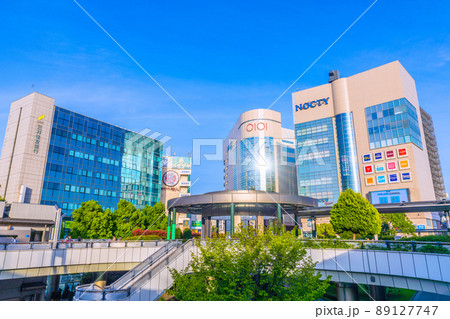 日本の川崎都市景観 青空と新緑に映える中、夕日を浴びる溝の口駅前などを望む 89127747