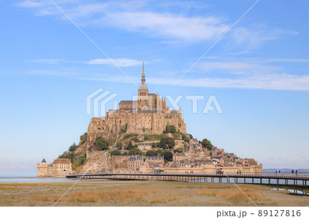 【モン・サン・ミシェル】修道院　青空　全景 89127816