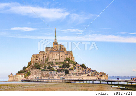 【モン・サン・ミシェル】修道院 青空 全景 【モン・サン・ミシェル】修道院 青空 全景 89127821