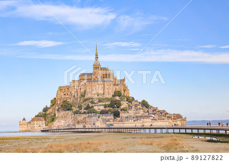 【モン・サン・ミシェル】修道院　青空　全景 89127822