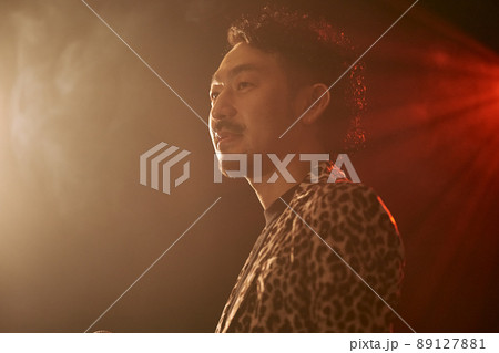 熱唱するヒョウ柄ジャケットの髭男性 熱唱するヒョウ柄ジャケットの髭男性 89127881