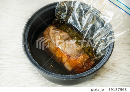 炊飯器で出来上がった低温調理のチャーシュー 89127968