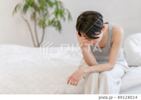女性　ミドル　ベッド　体調不良 89128014